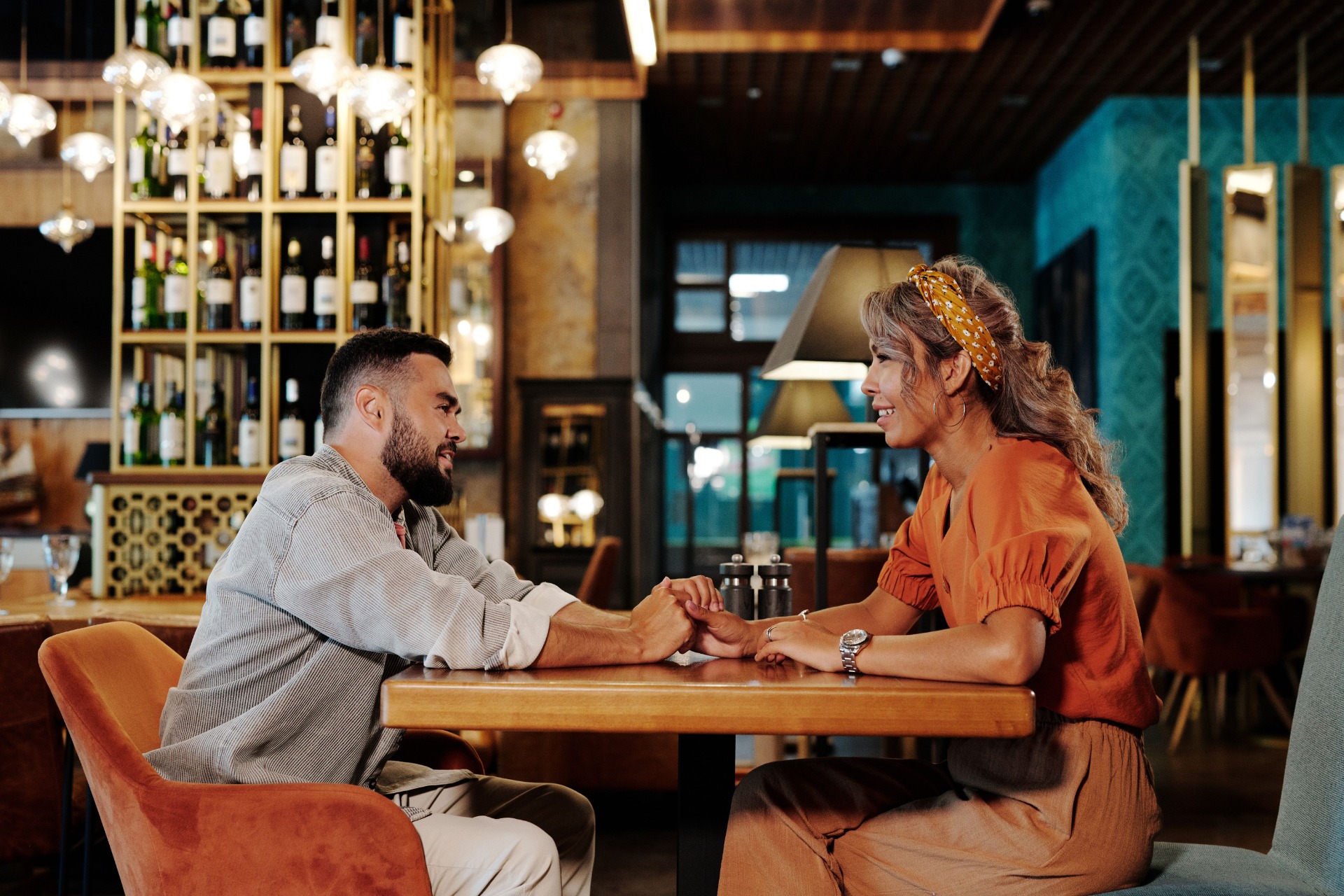 Blog over speed dating. In deze foto zitten een vrouw en man tegenover elkaar in een café alsof ze aan het speeddaten zijn.